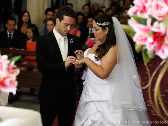 Perséfone (Fabiana Karla) se casa virgem com Daniel (Rodrigo Andrade) nesta quarta-feira, 9 de outubro de 2013, em 'Amor à Vida'