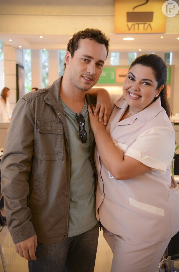 Daniel (Rodrigo Andrade) e Perséfone (Fabiana Karla) se desentendem por causa das comidas calóricas que a enfermeira prepara, em 'Amor à Vida'
