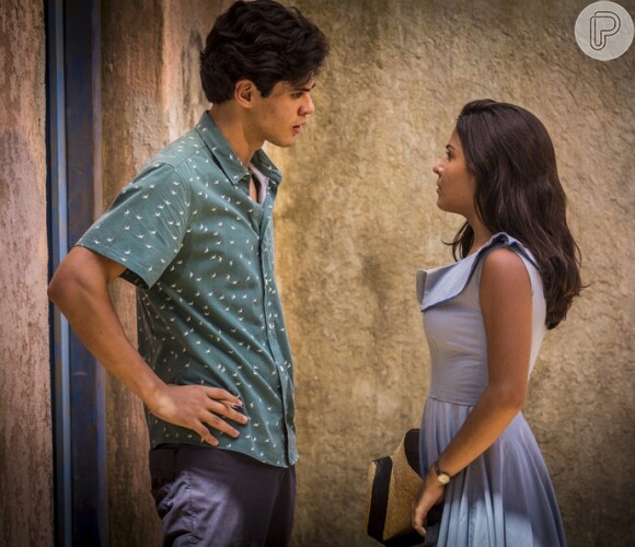 Lucas (Lucas Veloso) diz a Olívia (Giulia Buscacio) que a ama, na novela 'Velho Chico'