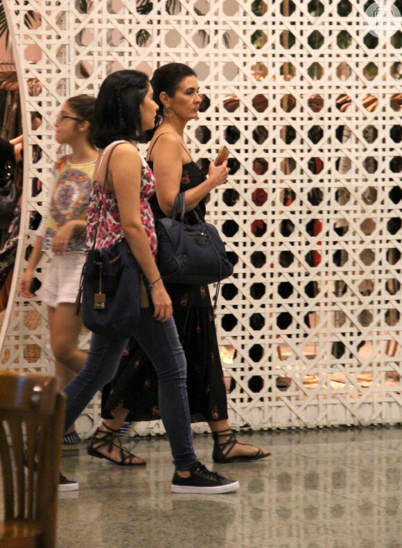 Fátima Bernardes é clicada no shopping com a filha Laura