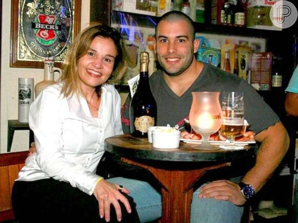Claudia Rodrigues e o então namorado, Marcos Fellipe, juntos durante um evento em 2009