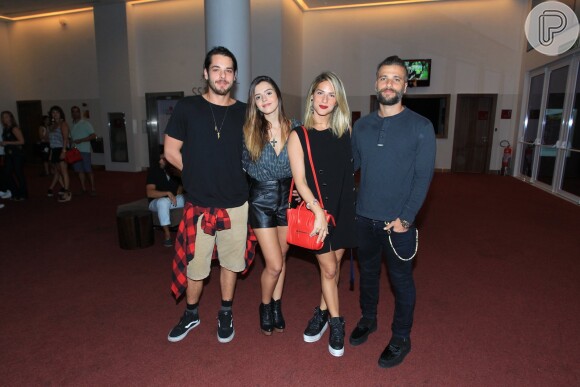 Giovanna Lancellotti posou ao lado do namorado, Gian Luca Ewbank, da irmã dele, Giovanna Ewbank, e de Bruno Gagliasso