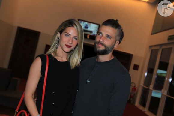 Bruno Gagliasso e Giovanna Ewbank foram juntos ao espetáculo do grupo Porta dos Fundos