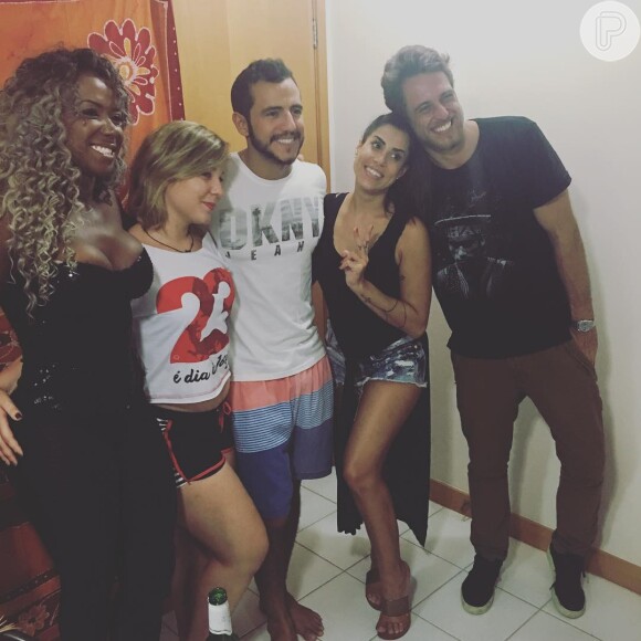 Ex-BBBs Adélia, Juliana e Daniel curtiram a noite carioca em um bar na Barra da Tijuca, Zona Oeste do Rio, e depois seguiram para o apartamento de Matheus e Cacau