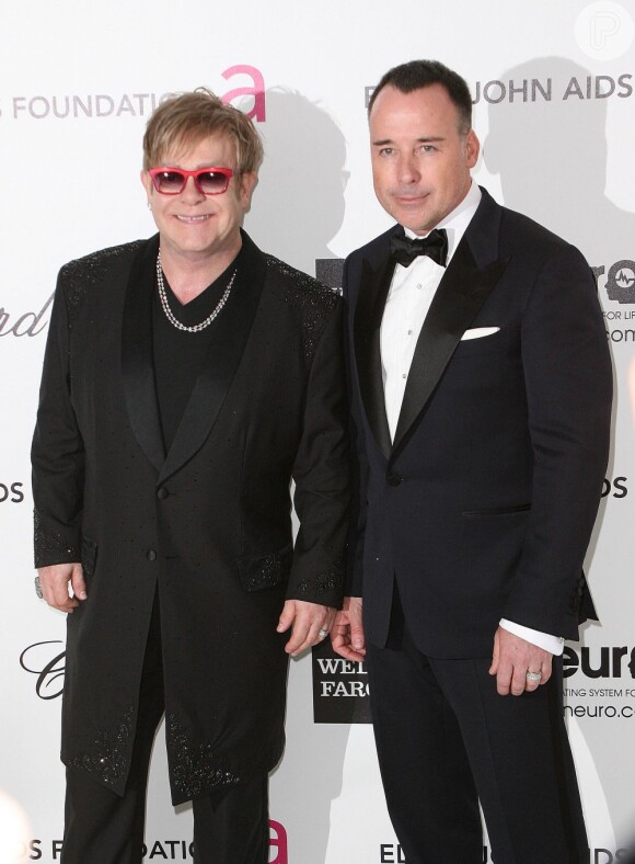 Elton John e David Furnish vão se casar em maio do ano que vem