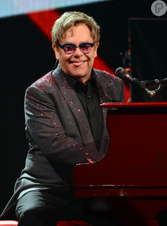 Elton John vai se casar em maio de 2014 com o diretor de cinema, David Furnish, com queme vive há 20 anos