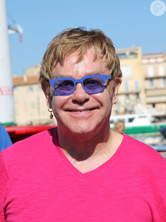 Elton John anunciou seu casamento com o parceiro David Furnish, com que vive há 20 anos