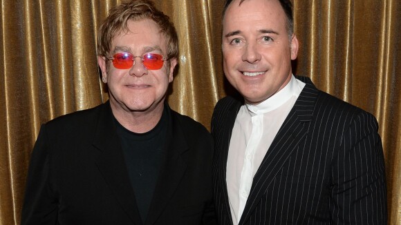 Elton John oficializará união de 20 anos após Inglaterra permitir casamento gay