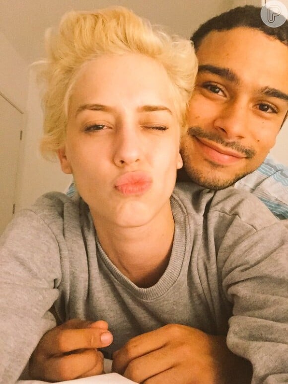 Sophia Abrahão usou as suas redes sociais para comentar o assunto e em uma foto ao lado do namorado, Sergio Malheiros, pediu: 'Mais amor, por favor'