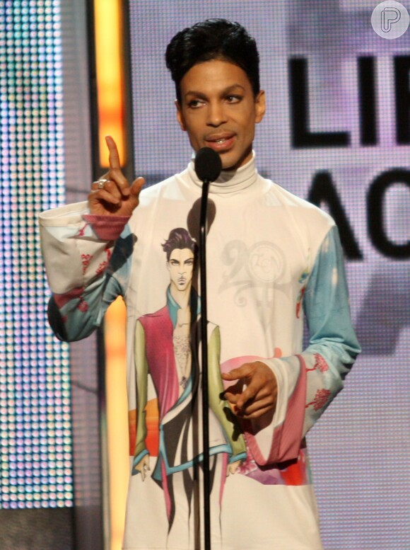 Prince passou por uma emergência médica em 15 de abril e seus representantes alegaram uma forte gripe, mas o 'TMZ' afirma que ele foi hospitalizado e recebeu uma espécie de 'injeção salvadora' para anular os efeitos de opiácios