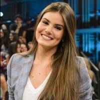 Camila Queiroz revela cuidados de beleza com os cabelos: 'Não penteio muito'