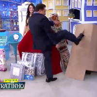 Ratinho é criticado por chutar caixa com assistente e ela explica: 'Brincadeira'