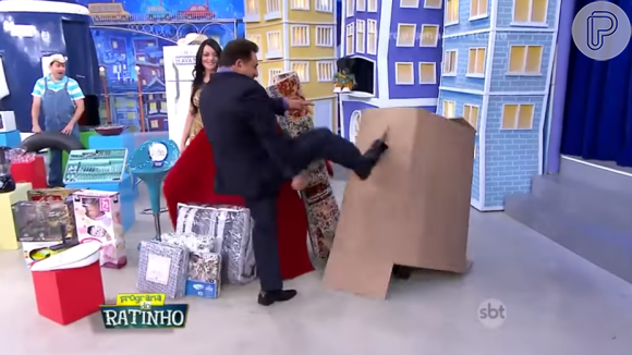 Ratinho chutou uma caixa de papelão com a assistente de palco Milene Pavorô dentro, durante o programa ao vivo na última sexta-feira, 15 de abril de 2016 