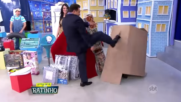 Ratinho é criticado por chutar caixa com assistente e ela explica: 'Brincadeira'