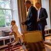 Príncipe George agradeceu o cavalo de pau de balanço que Obama lhe deu quando ele nasceu