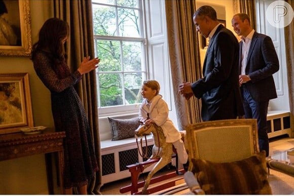 Príncipe George agradeceu o cavalo de pau de balanço que Obama lhe deu quando ele nasceu
