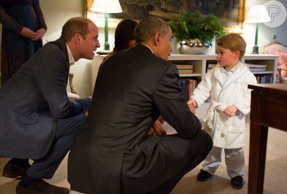 Príncipe George encontrou com Barack Obama nesta sexta-feira, 22 de abril de 2016. O presidente dos EUA se abaixou ao lado de William e Michelle para falar com o filho mais velho do príncipe William
