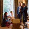 Em uma segunda foto, William e Obama conversam enquanto George brinca em um cavalinho de madeira e presta atenção a algo que sua mãe, Kate Middleton, diz a ele
