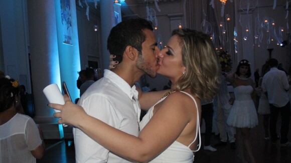 Matheus e Cacau, do 'BBB16', trocam beijos em festa com Adélia e Juliana. Fotos!
