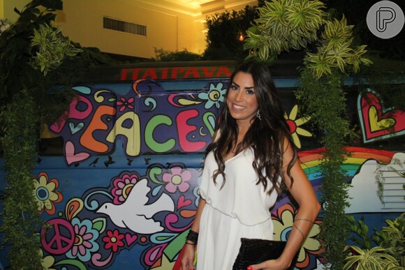 Juliana Dias também marcou presença na festa 'Celebration White 'n' Flowers'