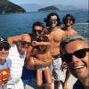 Brenno Leone posa com Otaviano Costa e familiares de Giulia Costa em passeio de barco
