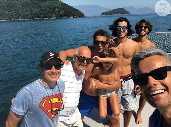 Brenno Leone posa com Otaviano Costa e familiares de Giulia Costa em passeio de barco
