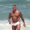 Alexandre Frota exibe o corpo musculoso nas praias cariocas