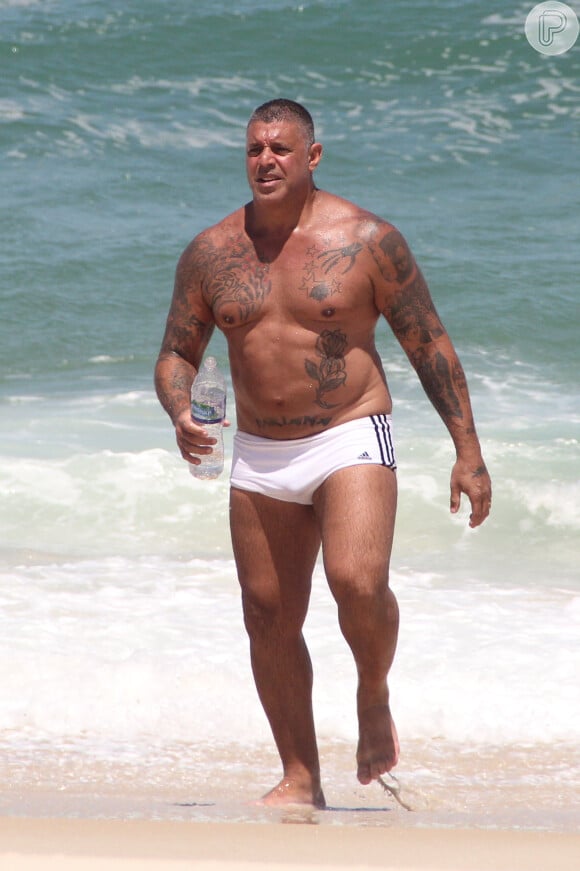Alexandre Frota exibe o corpo musculoso nas praias cariocas