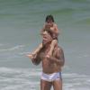 Alexandre Frota brinca com o enteado Enzo, de seis anos, na praia