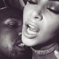 Kim Kardashian divide seguidores ao postar série de fotos ousadas: 'Maluca'