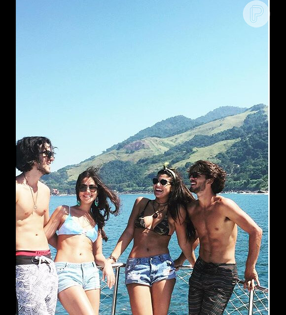 Giulia Costa escolheu um biquíni de estampa militar já usado por Juliana Paes, para passeio com a família neste domingo, 24 de abril de 2016