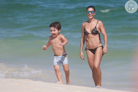 Giulia Costa escolheu um biquíni de estampa militar já usado por Juliana Paes, para passeio com a família neste domingo, 24 de abril de 2016