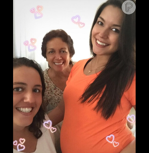 Thais Fersoza, grávida de 5 meses, posa ao lado da irmã, Tatiana, e da mãe, Cristiane, em 24 de abril de 2016