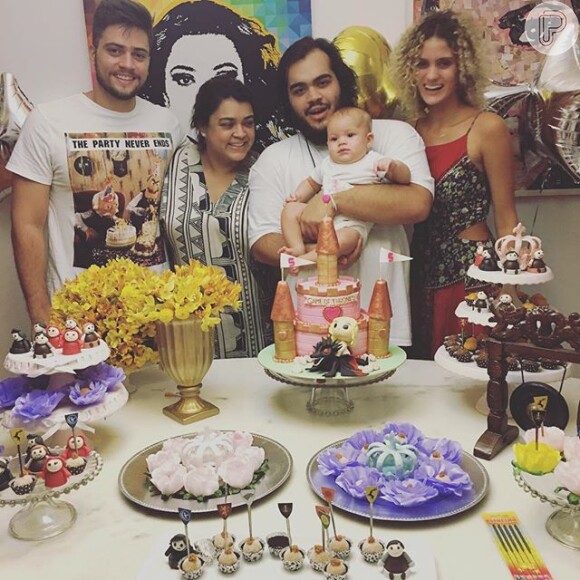 Preta Gil comemora 5 meses da neta, Sol de Maria, ao lado do marido, do filho e da nora, em 24 de abril de 2016