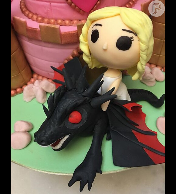 O bolo da festa contou com um boneco da personagem Khaleesi e seu dragão