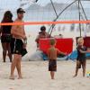 Rodrigo Hilbert se diverte com os filhos, gêmeos Francisco e João, em praia carioca