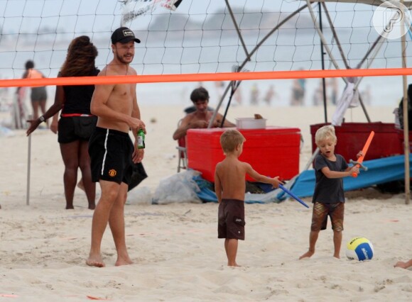 Rodrigo Hilbert se diverte com os filhos, gêmeos Francisco e João, em praia carioca