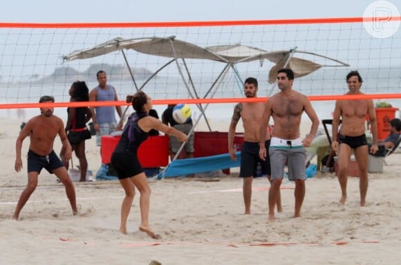 Fernanda Lima e Rodrigo Hilbert jogam vôlei de praia