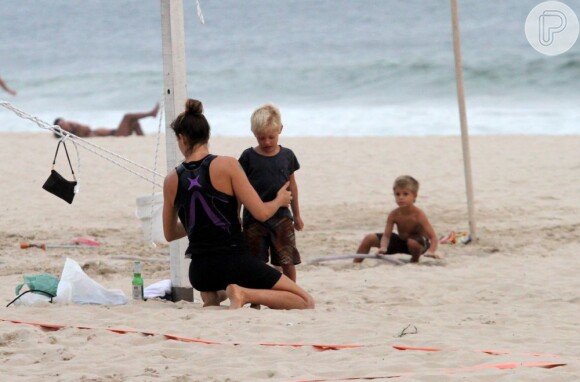 Fernanda Lima cuida do filho na praia