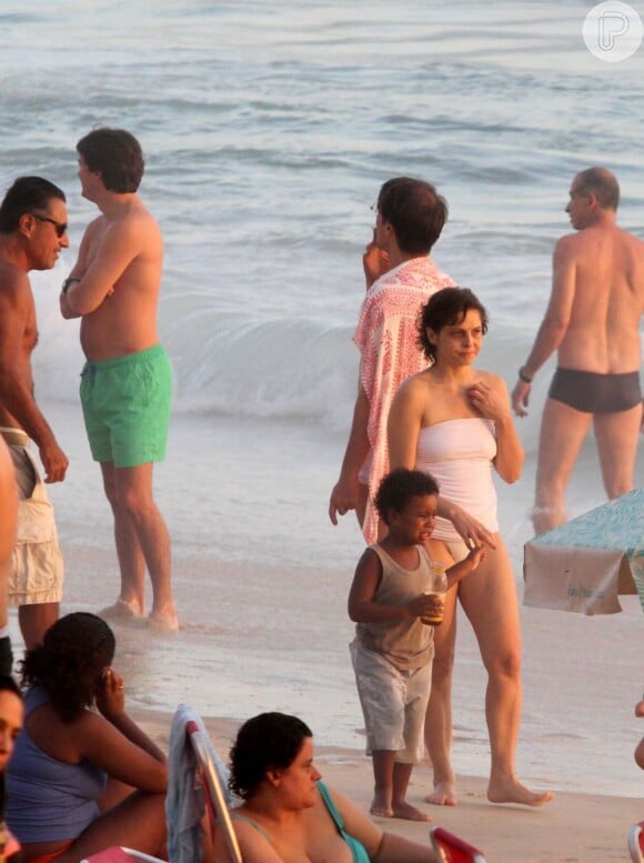 Drica Moraes aproveita folga das gravações na praia com o namorado e o filho