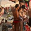 Drica e o namorado, Fernando, em uma praia do Rio no primeiro fim de semana de verão