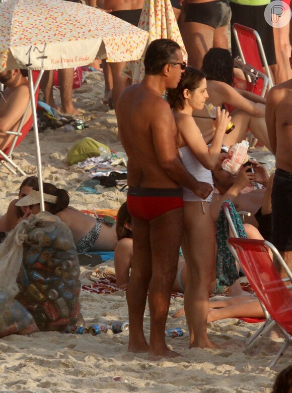 Drica e o namorado, Fernando, em uma praia do Rio no primeiro fim de semana de verão