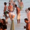 Drica Moraes se diverte com o filho em praia carioca