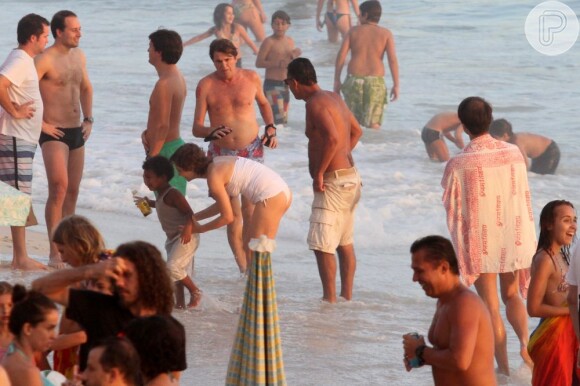 Drica Moraes se diverte com o filho em praia carioca