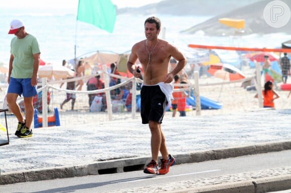 Eriberto Leão corre em orla carioca no primeiro fim de semana do verão
