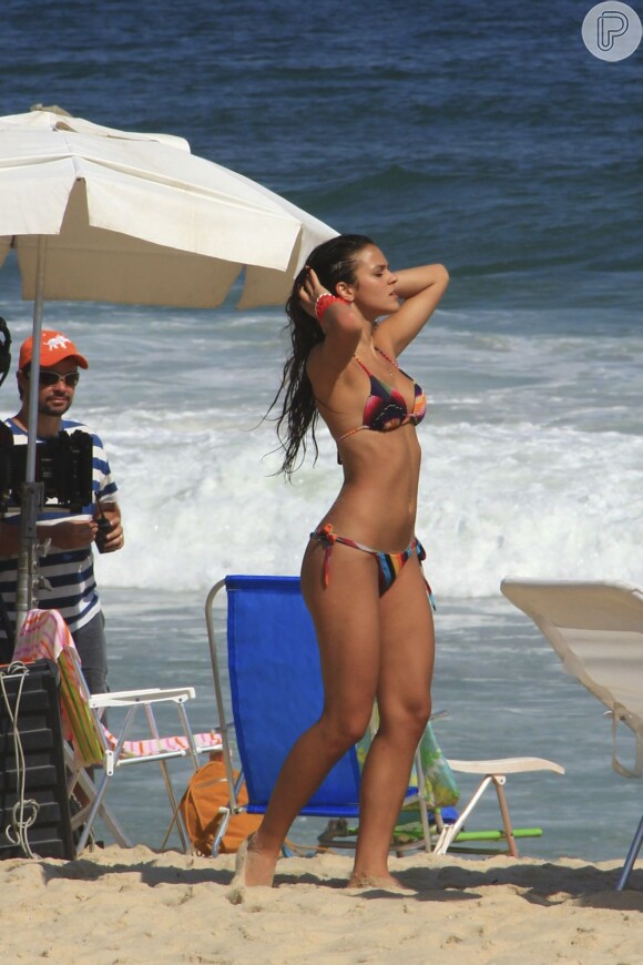 Bruna Marquezine ajeita o cabelo depois de um mergulho no mar