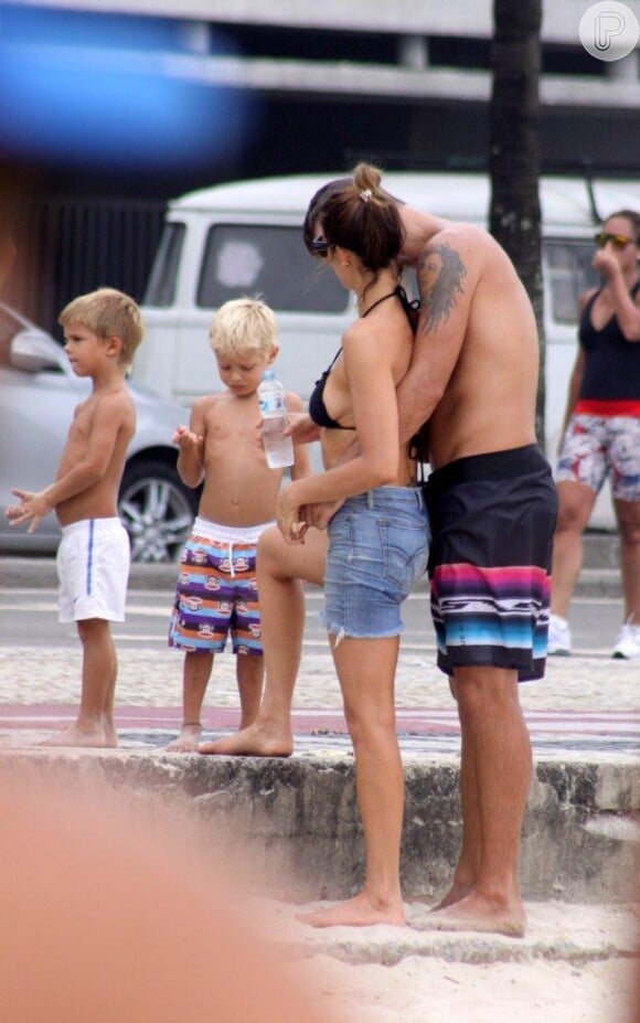 Fernanda Lima e Rodrigo Hilbert voltaram no domingo para a praia do Leblon com as crianças