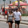 Marcelo Serrado e a mulher, Roberta Fernandes, grávida de gêmeos, caminha na orla de Ipanema, no Rio, em 23 de dezembro de 2012