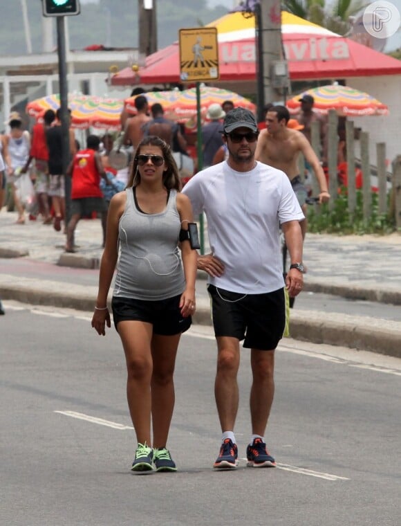 Marcelo Serrado e a mulher, Roberta Fernandes, grávida de gêmeos, caminha na orla de Ipanema, no Rio, em 23 de dezembro de 2012