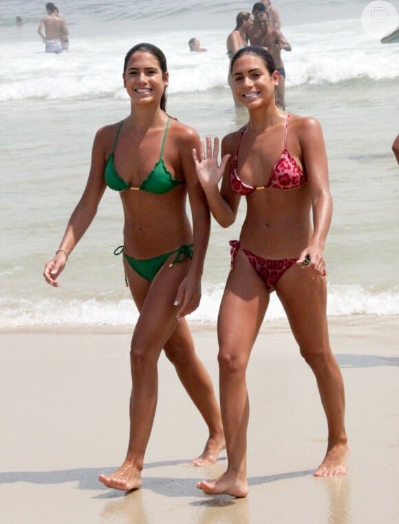 As irmãs Bia e Branca Feres, as gêmeas do nado sincronizado, gostam de usar roupas iguais. O modelo de biquíni é o mesmo